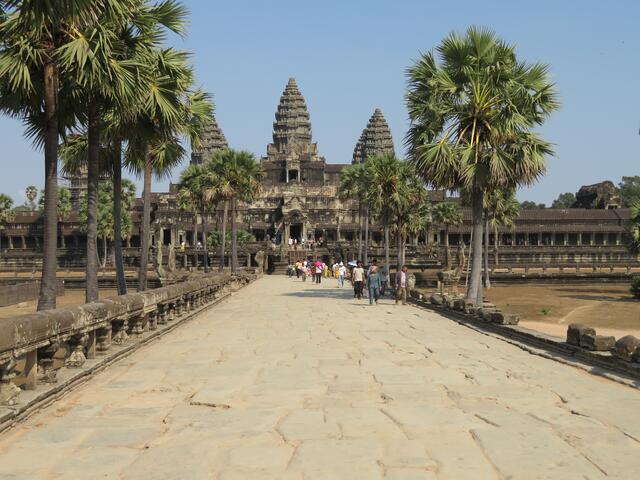 14.02.2020 Die riesige Tempelanlage Angkor Wat stellt symbolisch das Universum dar.