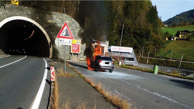 Die Freiwillige Feuerwehr Schwarzach wurde zu einem Fahrzeugbrand beim Westportal des Mauthtunnel gerufen.