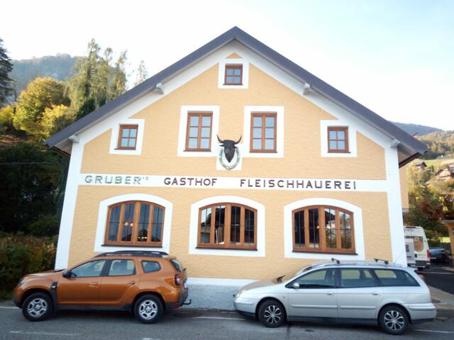 Der neue Gasthof Gruber samt der dazugehörigen Fleischbank findet bei der Bevölkerung großes Interesse.   | Foto: Johann Habsburg