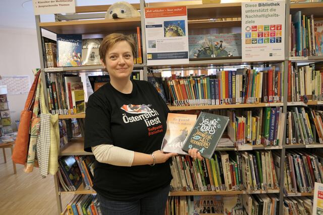 Bibliotheksleiterin Astrid Schwarz präsentiert ihre Lesevorschläge für Kinder und Jugendliche.