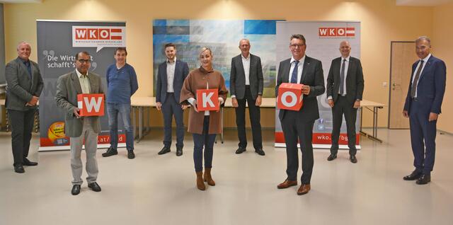 Roman Eder (3. von rechts) wurde zum neuen Regionalstellenobmann der Wirtschaftskammer im Bezirk Güssing gewählt. | Foto: WKÖ