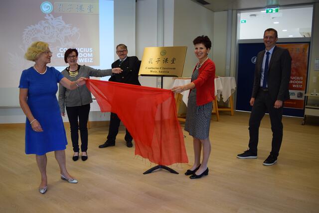 Politik und Schuldirektoren bei der Enthüllung der "Confucius Classroom"-Tafel.