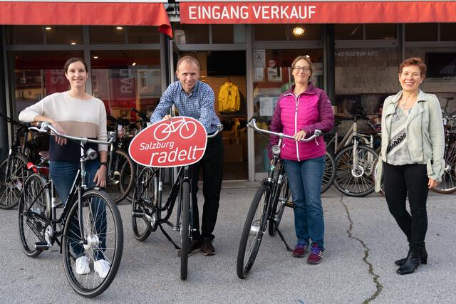 Preisübergabe von "Salzburg radelt": Ingrid Fleiß, Johann Schörghofer und Sonja Hirnböck dürfen sich über ein neues Fahrrad freuen - mit Ursula Hemetsberger, Radkoordinatorin, Land Salzburg.