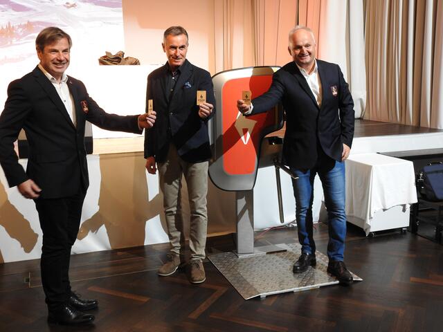 Die Skikarte aus Holz: Anton Bodner, Vorstandsvorsitzender Bergbahn AG Kitzbühel; Franz Holzer, Geschäftsführer Skidata Austria; Christian Wörister, Marketing-Vorstand Bergbahn AG Kitzbühel.