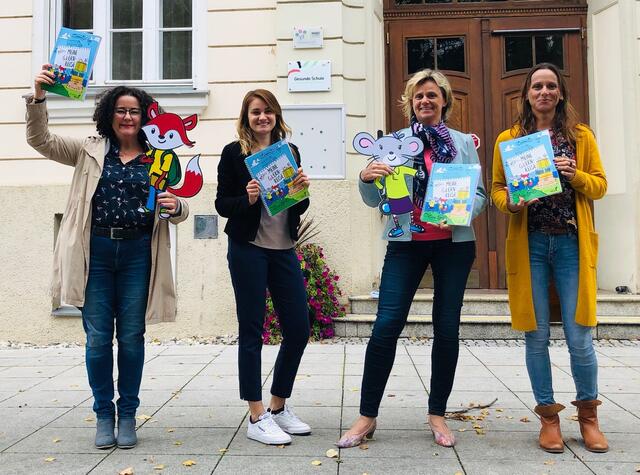 Grafikerin Inge Wurzinger hat in Zusammenarbeit mit den Pädagoginnen Kerstin Wünscher, Lydia Kalcher und Eva Egger-Schinnerl ein Logbuch gestaltet. (v.l.)