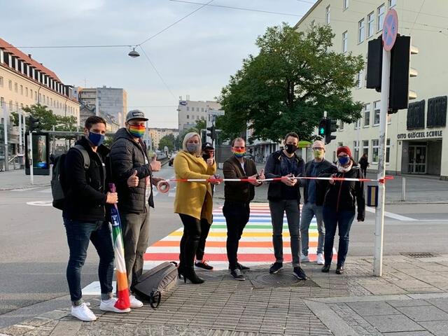 An der Wiener Straße setzten ab sofort zwei bunte Zebrastreifen ein Zeichen für mehr Toleranz und Gleichberechtigung. | Foto: SoHO Oberösterreich