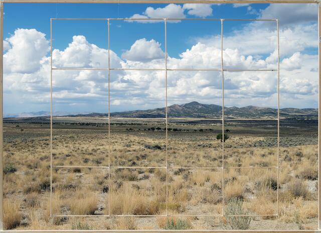 In den Fotografien aus der in der Wüste Nevadas entstandenen Bildserie – Romantology– wird der Blick auf die idealisierte und wundervolle Naturlandschaft durch ein Raster verstellt.