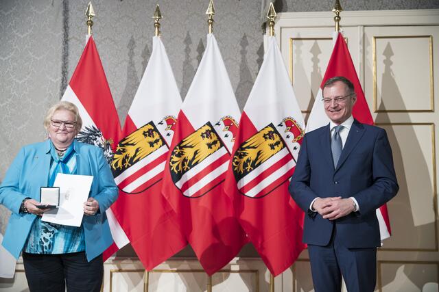 Hildegard Baumgartner-Pichelsberger mit Landeshauptmann Thomas Stelzer.