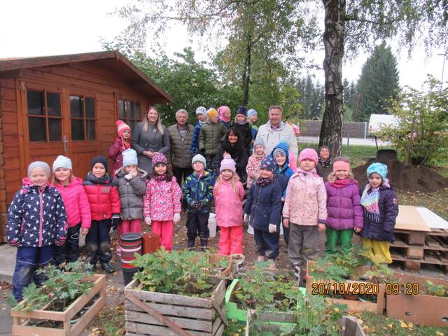 Die Baumsetzlinge sind da: Die Begeisterung der Kindergartenkinder ist groß. | Foto: Gemeinde Pasching