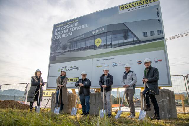 Spatenstich für den neuen Standort von E&S Motors vor den Toren von Freistadt: Christa Kreindl (INKOBA) Bgm. Elisabeth Teufer, die E&S-Motors-Geschäftsführer Johann Seiberl, Christoph Eibensteiner und Dominik Senegacnik sowie Vize-Bgm. Christian Hennerbichler (v.l.).