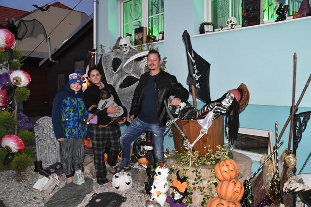 Jacqueline und Sean Gneist mit ihrem Neffen Ricardo und Hund Joe freuen sich schon auf Halloween