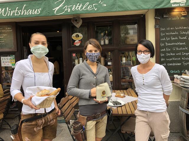 Freundlich mit Maske: die Wirtin des "Zwettler's", Sophie Hohensinn (rechts), mit ihren Service-Mitarbeiterinnen Lisa und Steffi.