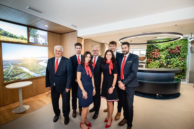 Anton Steiner, Paul Kerzig, Elke Hodac, VDir. Friedrich Stefan, Theresa Mandl, Florian Alexander Hameder und Stefan Matousek | Foto: Sparkasse Herzogenburg-Neulengbach