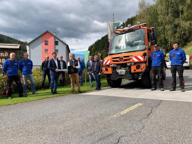 Erwin Zibert von der Firma Pappas übergab den Unimog an die Vertreter der Gemeinde rund um Bgm. Stefan Hold.