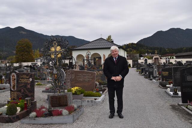 Auf vielen Friedhöfen finden heuer keine Gräbersegnungen statt. Dekan Franz Neuner lädt dennoch dazu ein, das Grab der verstorbenen Angehörigen zu besuchen, und eigenverantwortlich den nötigen Abstand einzuhalten.
 | Foto: Hartman
