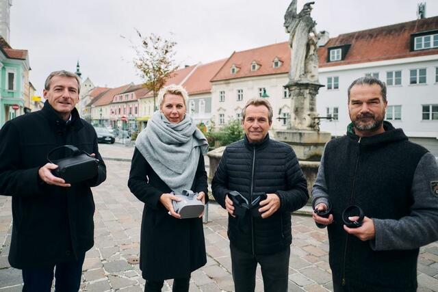 Foto v. links: Bgm. LAbg. Jürgen Maier, Claudia Wieland, StR Martin Seidl und Sebastian Wegerbauer präsentieren die neue virtuelle Tour durch Horn.