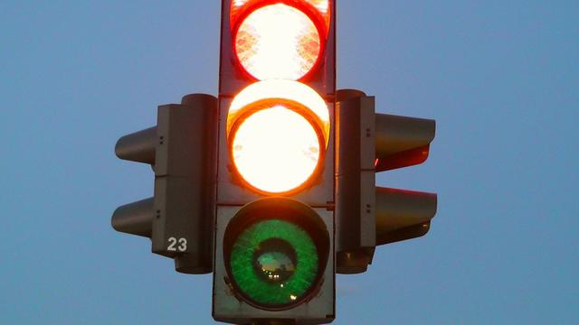 Geht es nach der jüngsten Empfehlung der Corona-Ampel-Kommission, so soll die Ampel in 21 weiteren Bezirken auf rot schalten.