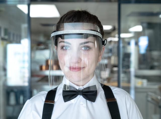 Gesichtsvisiere erfreuten sich in der Gastronomie und im Handel größter Beliebtheit. Jetzt werden sie als Mund-Nasen-Schutz verboten.  | Foto: Andreas Hofmann