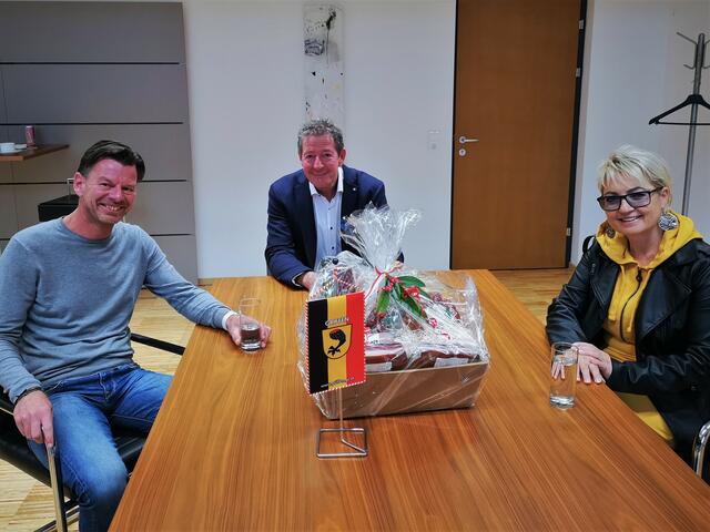Daniel Košutnik mit Bürgermeister Josef Müller und Schulreferentin Vizebürgermeisterin Ulrike Sauerschnig