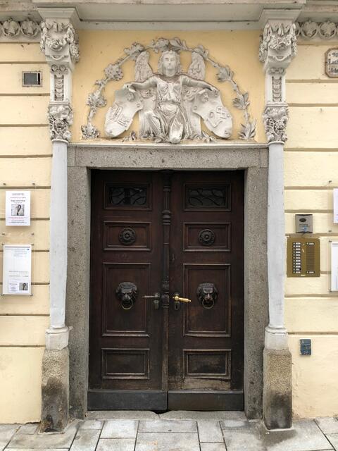 Der Engel Nr. 128 bewacht noch heute den Eingang zum Haus Schmidtgasse 1.