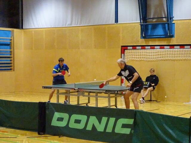 Fabian Kindl(Fulpmes) gegen Horst Trefalt(TI) Schiedsrichter Jonah Schuster