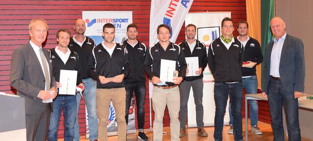 Die erfolgreichen Faustballer mit Bürgermeister Herbert Brunsteiner und Sportreferent Stadtrat Herbert Theil (r.). | Foto: Stadtgemeinde