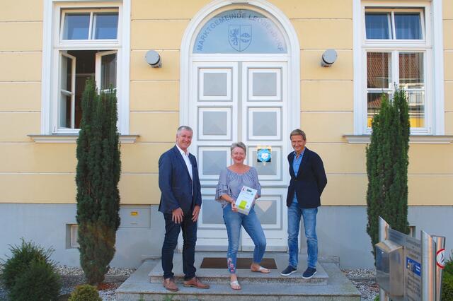 Bürgermeisterin Magdalena Batoha mit Josef Schagerl und Friedrich Köck vom Service Center in Stockerau.