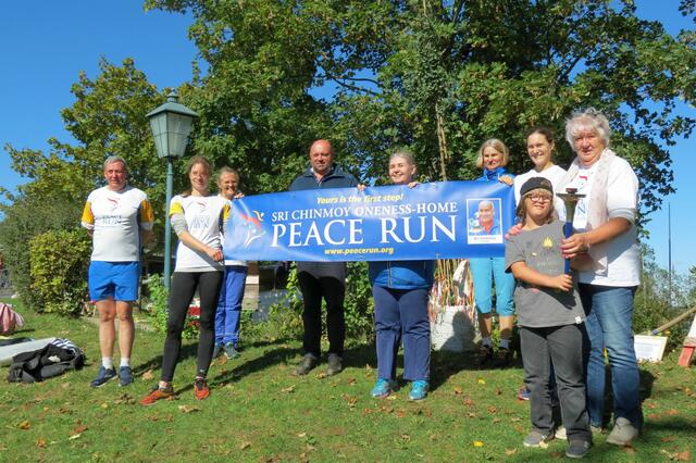 Friedenskind Elias (2.v.r.) hat vom Peace Run Team die Friedensfackel übernommen.  | Foto: Akultum