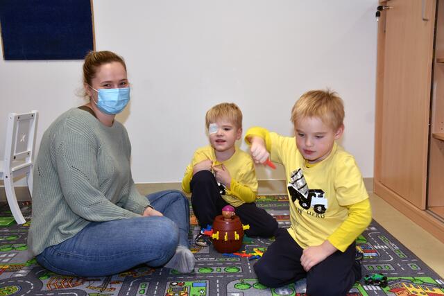 Sascha und Sebastian mit Logopädin Daniela Gräff im Therapiezentrum Waldhausen, das die beiden zweimal in der Woche besuchen.