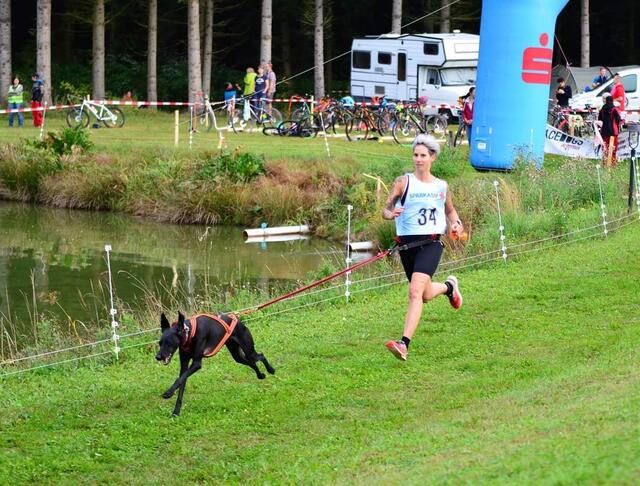 Roxy mit Claudia Lehner in Action.