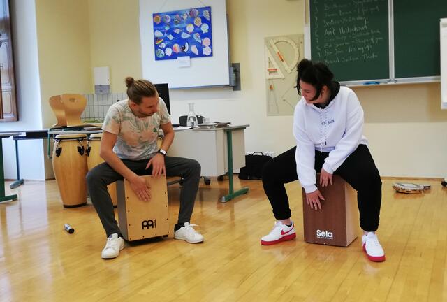 Im Takt: Gemeinsam mit Hans Peter Kirbisser hat man sich ins neue Schuljahr getrommelt.