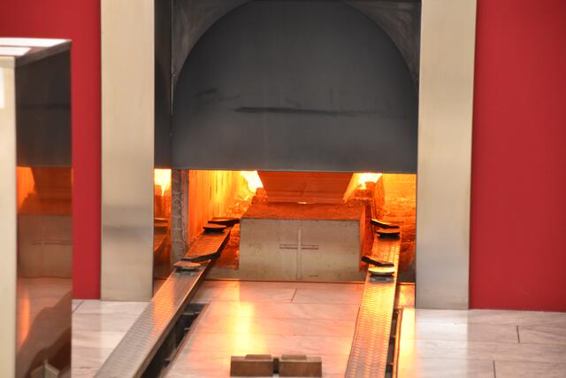 Die Bestattung ist ein Thema, welches viele lieber umgehen. Doch der Tod gehört zum Leben, weiß man bei der Bestattung Kärnten. Die Feuerbestattung ist ein Teil dessen. Und Erschreckendes hat sie nicht an sich. Bei genauerer Betrachtung. Ein Lokalaugenschein. | Foto: Alexandra Wrann