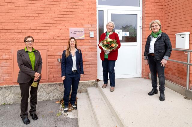 V.l.: Obfrau Susanne Pichler, Geschäftsführerin Elisabeth Cinatl, die langjährige ehrenamtliche Mitarbeiterin Brunhilde Hettlinger und Frauenstadträtin Erika Buchinger.