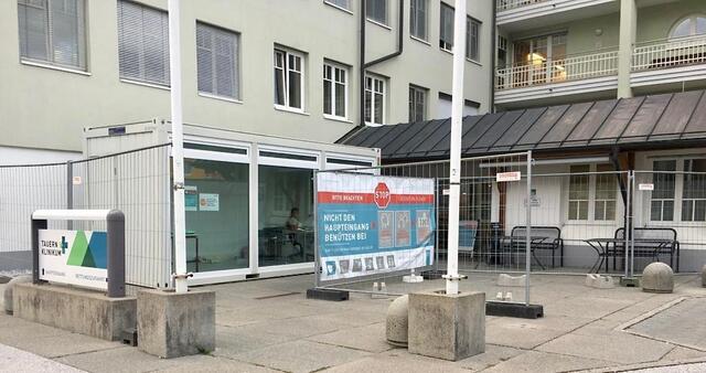 Vor dem Eingang des Tauernklinikums in Mittersill und Zell am See werden Besucher und Patienten auf die besonderen Schutzmaßnahmen hingewiesen.