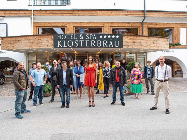 Markus Rosentreter (3.v.l. Kameramann), Steven Swirko (5. v.l. Produzent), Albert Meisl (hinten Mitte Regisseur), Olivier Lendl (7.vl. Hauptdarsteller), Nina Hartmann (vorne Mitte Autorin, Regisseurin und Hauptdarstellerin), Christoph Fälbl (4. v.r. Darsteller), Thomas Gassner (1.v.r. Darsteller).