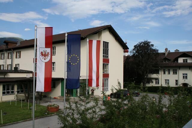 Die Flaggen wurden eingeholt – die HBLFA Tirol übersiedelte von Kematen nach Rotholz.