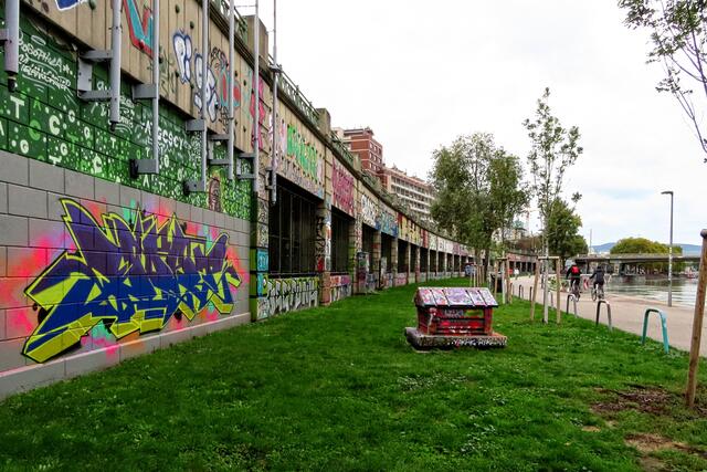 Wo ein paar Quadratdezimeter frei sind - wie hier entlang der U4 - werden sie bemalt.