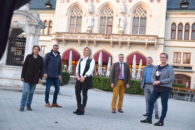 Wollen das einstige "Vier für Korneuburg" wieder aufleben lassen: Elisabeth Kerschbaum (GRÜNE), Martin Peterl (SPÖ), Sabine Tröger (NEOS), Hubert Keyl (FPÖ), Robert Manhart und Gabriele Fürhauser (SPÖ).