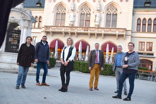 Wollen das einstige "Vier für Korneuburg" wieder aufleben lassen: Elisabeth Kerschbaum (GRÜNE), Martin Peterl (SPÖ), Sabine Tröger (NEOS), Hubert Keyl (FPÖ), Robert Manhart und Gabriele Fürhauser (SPÖ). | Foto: Sandra Schütz