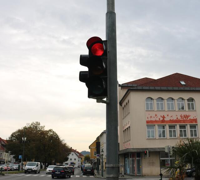 Die Corona-Ampel steht auf rot, derzeit gibt es aber keine zusätzlichen Maßnahmen. | Foto: Lederer