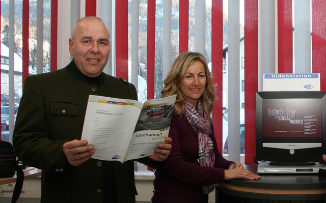 (Archivfoto) Andreas Hinterndorfer (Leiter des AMS im Lungau) mit "Biz"-Beraterin Karoline Klemm.