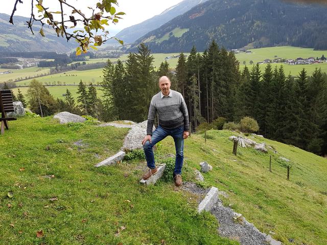 Norbert Unterrassner von der Naturbestattung Friedburg Anger in Neukirchen. Er kümmert sich um die gesamte Abwicklung, Organisation und Pflege des Urnenhains.
