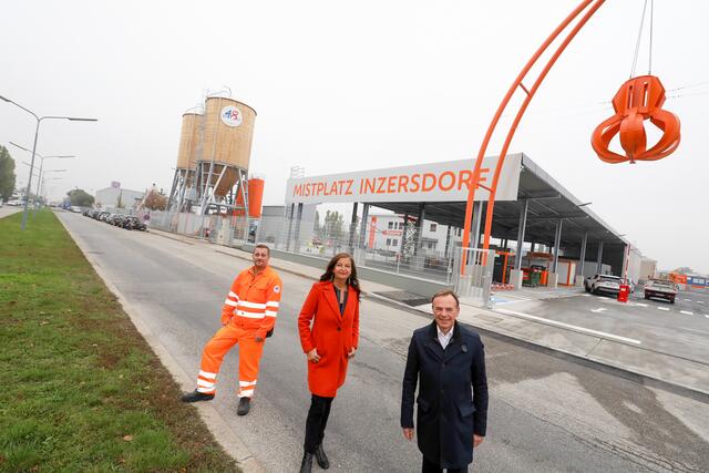 Bezirksvorsteher Gerald Bischof und Umweltstadträtin Uli Sima machten sich vor der offiziellen Wiedereröffnung selbst ein Bild vom Mistplatz. | Foto: PID/Christian Fürthner