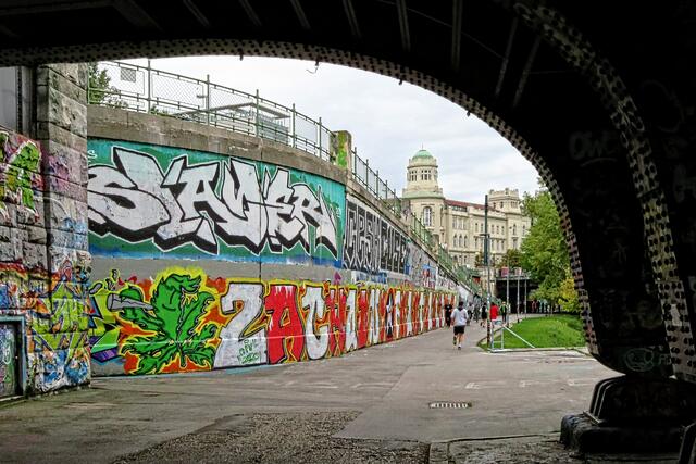 Wandmalerei und Polizeigefangenenhaus "Lisl"