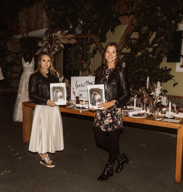 Lisa Strohmaier und Simone Thek-Temmel beim Präsentationsabend am Weingut Strohmaier in Pölfing-Brunn