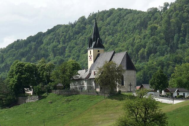 Wallfahrtskirche Frauenstein mit alter Volksschule | Foto: Spannring