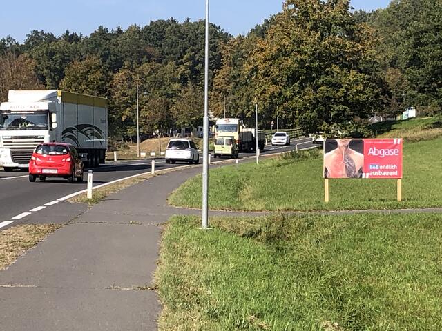 Anrainer der L 201 ertragen Lärm und Abgase nicht länger. | Foto: WOCHE