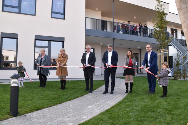 Kindergarteneröffnung: Stadtbezirksvorsteherin Heidi Hahnekamp, Magistratsdirektorin Gerda Török, Bürgermeister Thomas Steiner, OSG-Chef Alfred Kollar, Kindergartenleiterin Judith Dragosits und Vizebürgermeister Istvan Deli (v.l.)