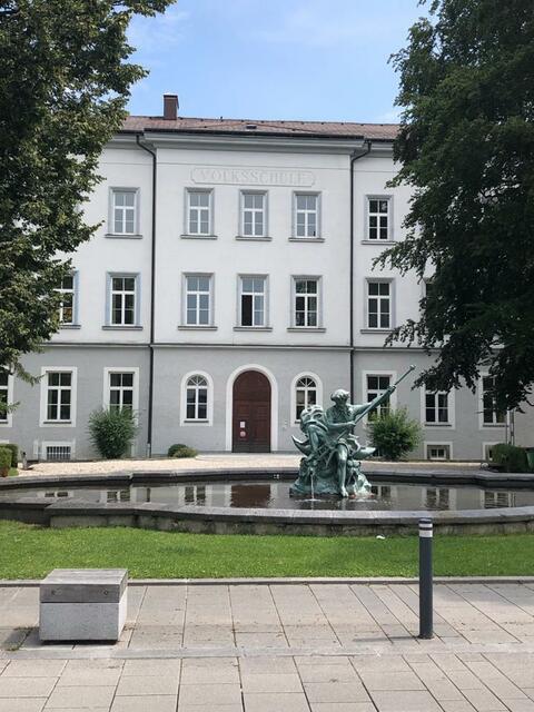 Rieder Petition an das Land Oberösterreich fordert eine Finanzierung von administrativem Personal an Pflichtschulen, wie hier an der Volksschule eins und an der Mittelschule zwei.