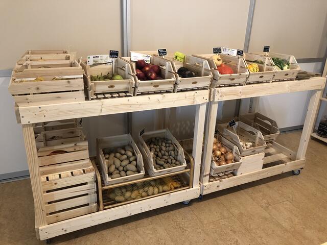 Obst und Gemüse, je nachdem was die Jahreszeit hergibt.